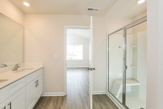 Building Photo - 1095 HighGarden Cir