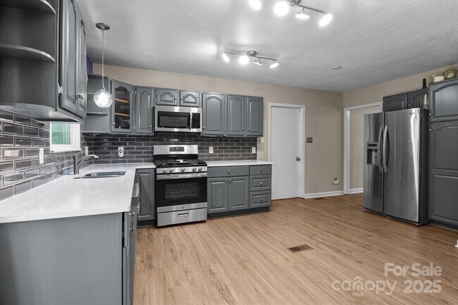 Building Photo - 844 Fieldstone Rd