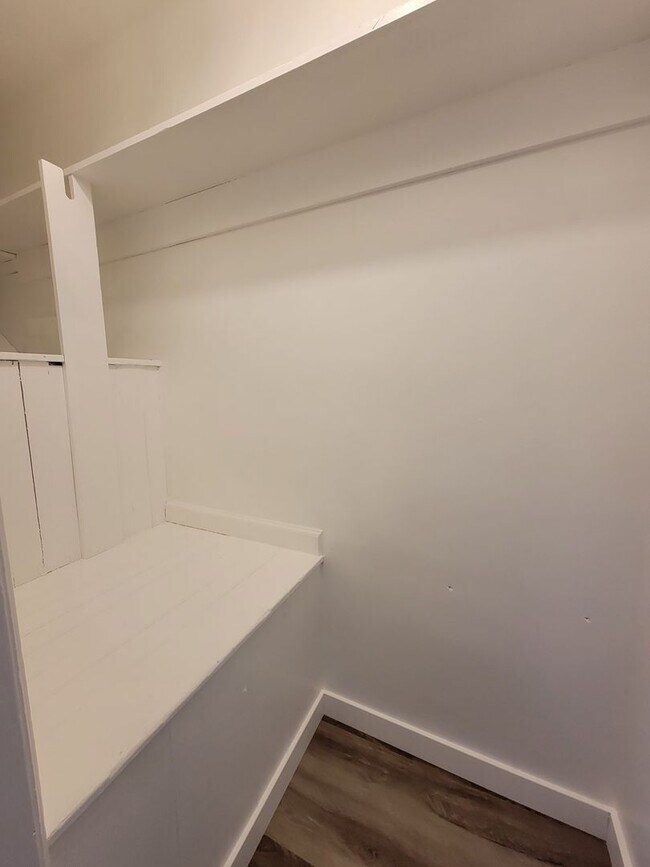 Building Photo - Newly Updated Modern 3 Bedroom, 1 Bathroom Apartment for Rent in Shelley with Garage! By Real Pro...