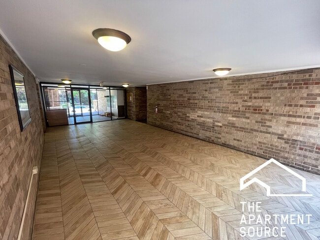 Building Photo - 744 W Gordon Terrace