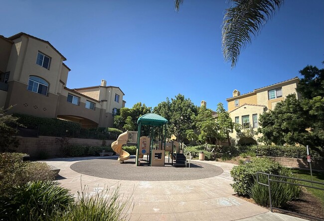 Building Photo - Two Bedroom Suite Townhome and Includes a Garage and Laundry!