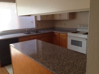 Building Photo - NICE TOWNHOUSE IN VILLA TOWNE HOMES COMMUNITY!