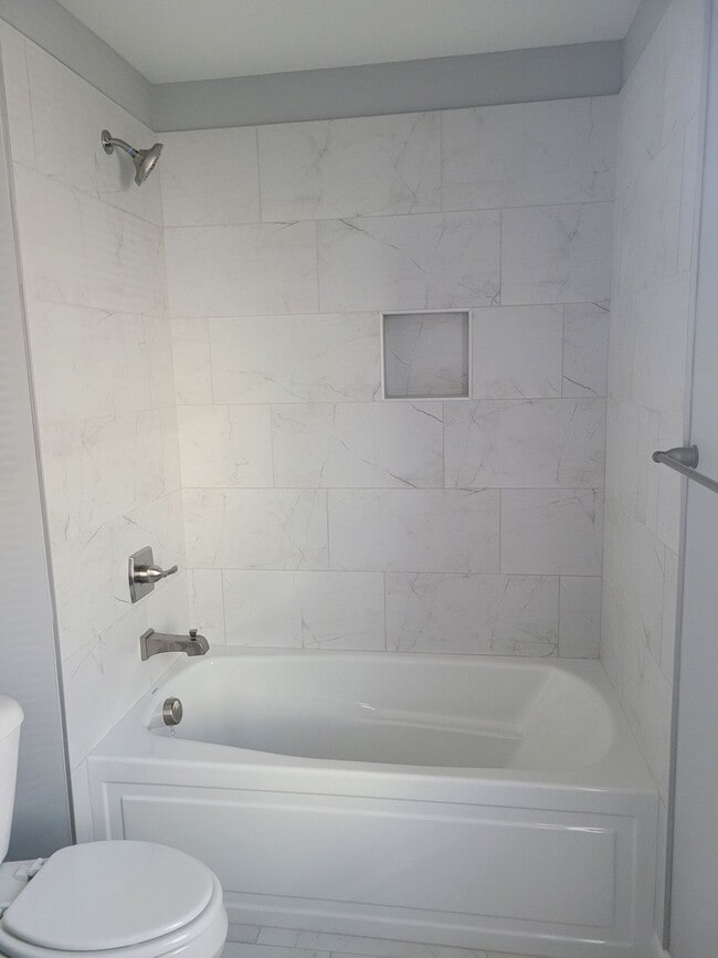 Building Photo - 2 Bedroom, 2.5 Bath Modern Duplex - Walkin...