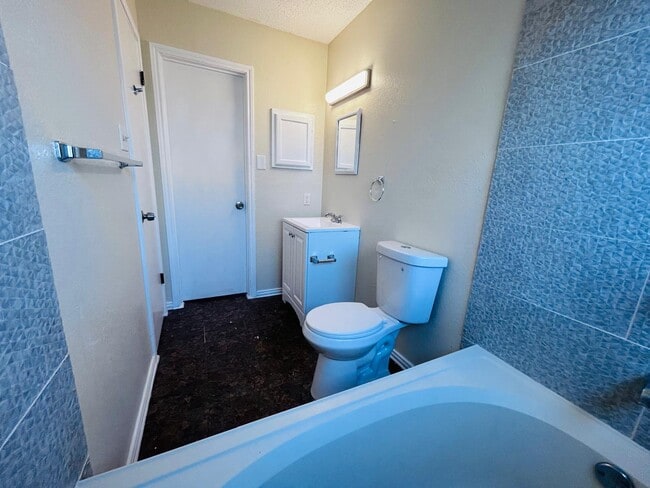 Building Photo - 2122 Lazy Ridge Dr