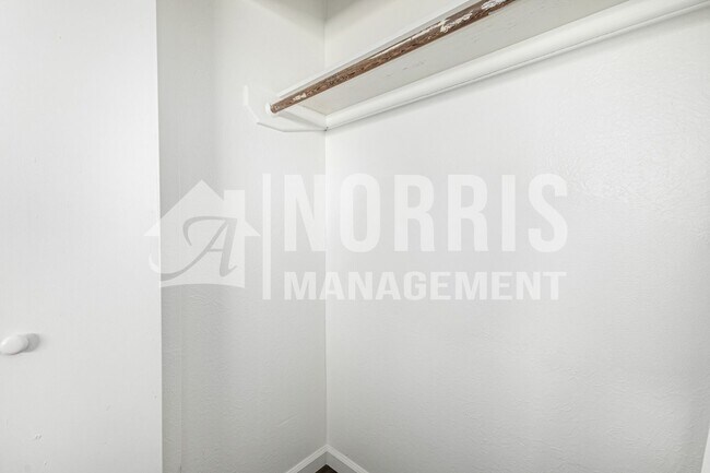 Building Photo - Convenient, Beautifully Updated Space Available Now!