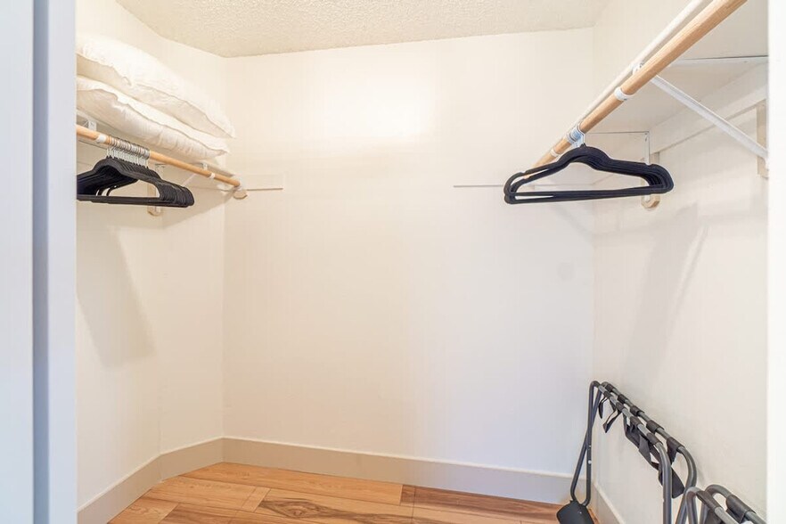 Building Photo - 1059 Chesterfield Ct