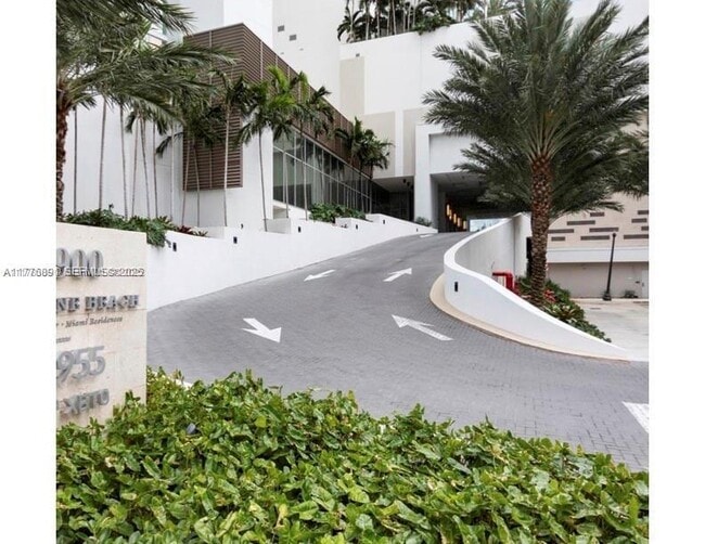 Building Photo - 2900 NE 7th Ave