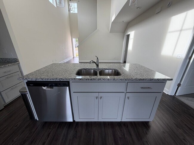 Building Photo - FOR RENT