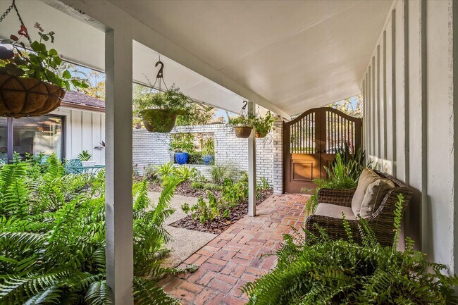 Building Photo - Mid-Century Home in Killearn Estates