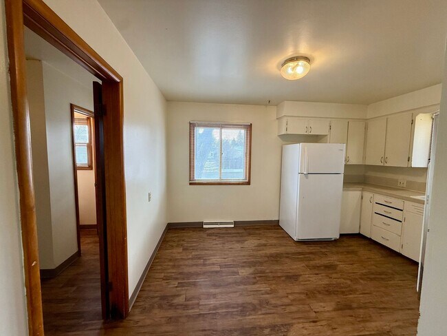 Building Photo - $1,000 off first months rent! Quick Move In! 3 bedroom, 1.5 Bath Home with attached garage in Lov...
