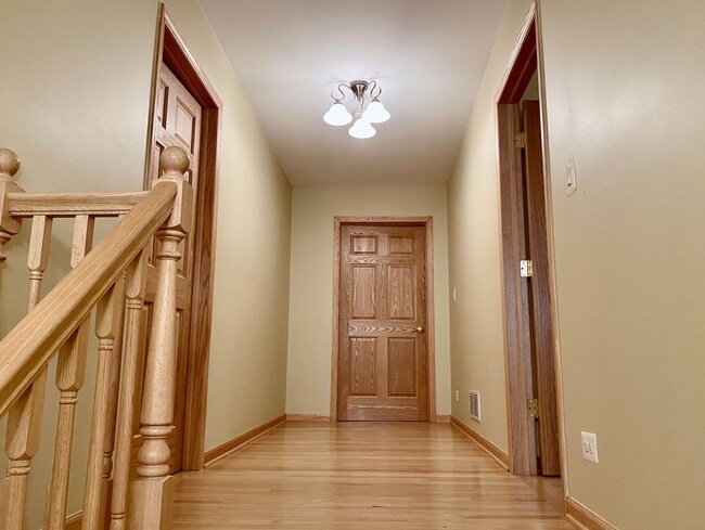 Building Photo - Magnificent 4 Bed / 4.5 Bath Elmhurst Home...