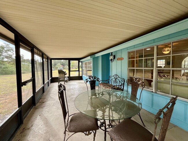 Building Photo - 3 bed/ 2 bath Beauty!