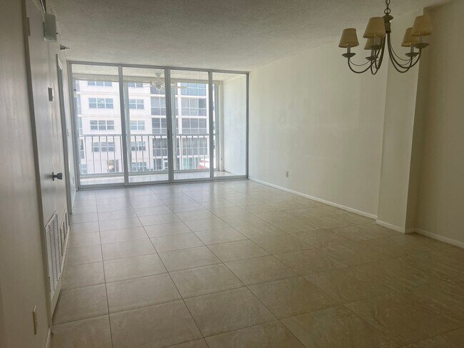 Building Photo - Annual 2BR/2BA Condo in Costa Brava on Venice Island