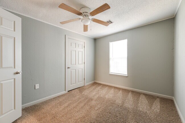 Building Photo - 3332 NW 28th St