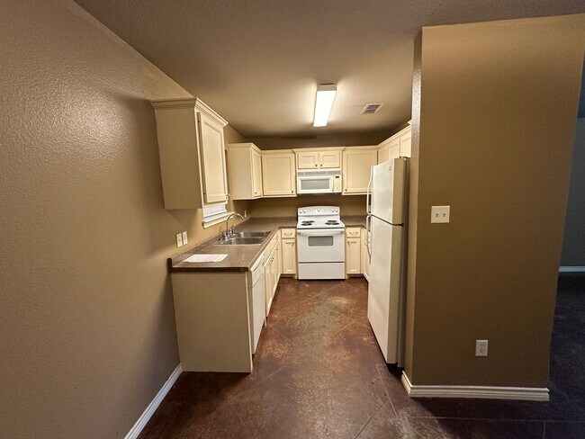 Building Photo - 206 Memory Ln