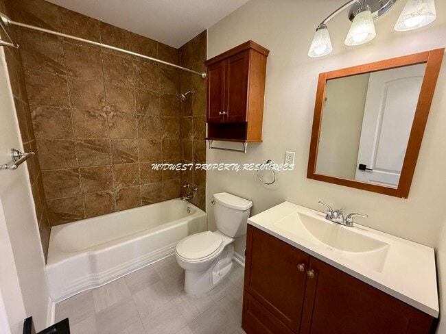 Building Photo - 2 Bed | 1 Bath Duplex Near Downtown Lee’s Summit