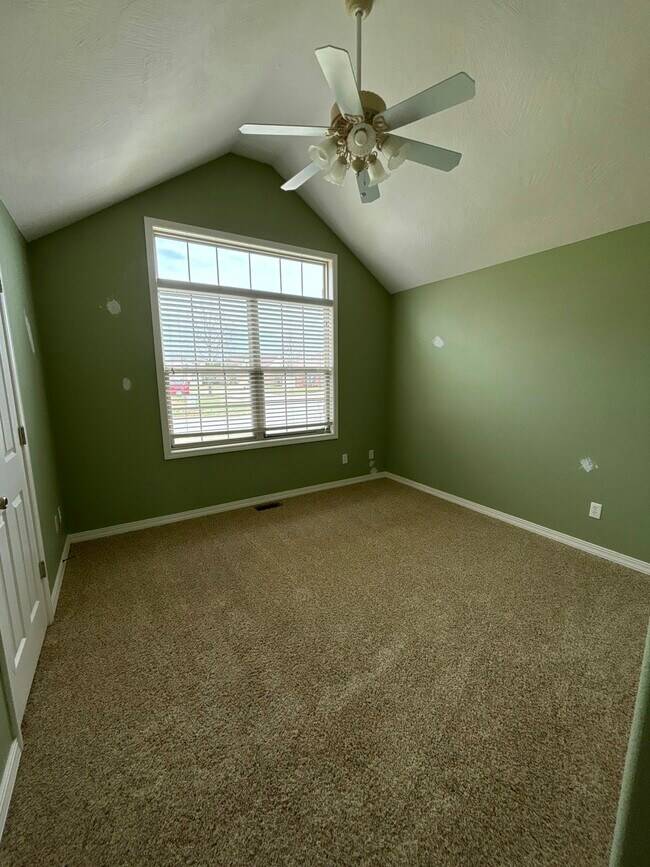 Building Photo - 812 E Spring Dr