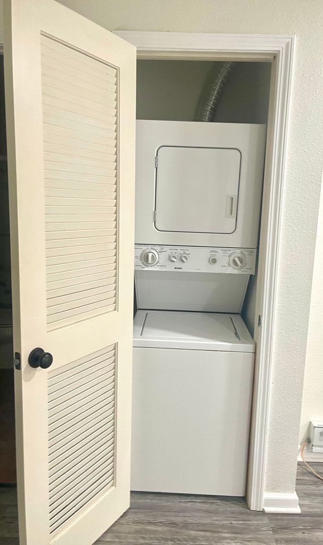 Building Photo - Spacious Studio - Gated Community - A/C + Laundry Inside!