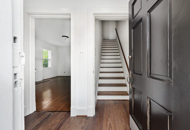 Front Entrance Area - 819 Weedon St