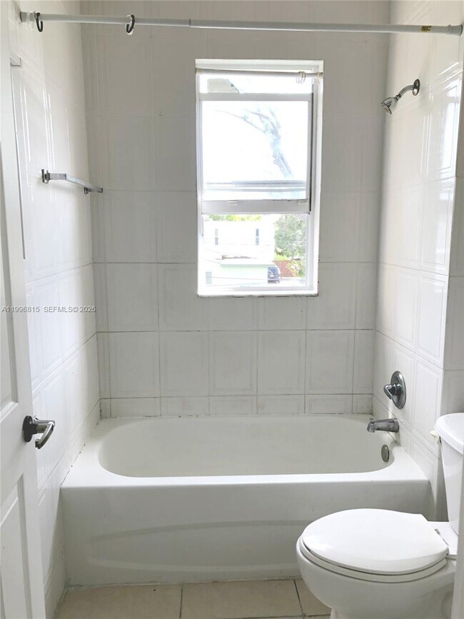 Building Photo - 12124 NE 5th Ave