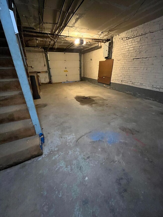 Building Photo - 3265 Sunset Blvd