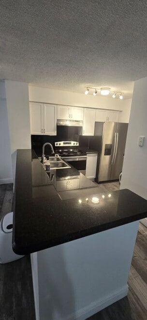 Building Photo - 530 S Park Rd