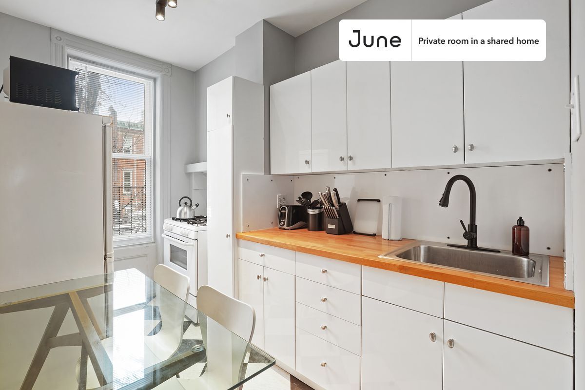 Building Photo - Room in Shared 4 bed/1 bath home