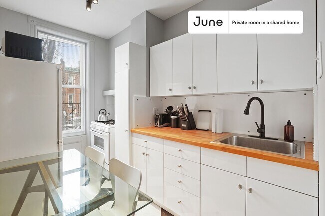 Building Photo - Room in Shared 4 bed/1 bath home in Hell's Kitchen
