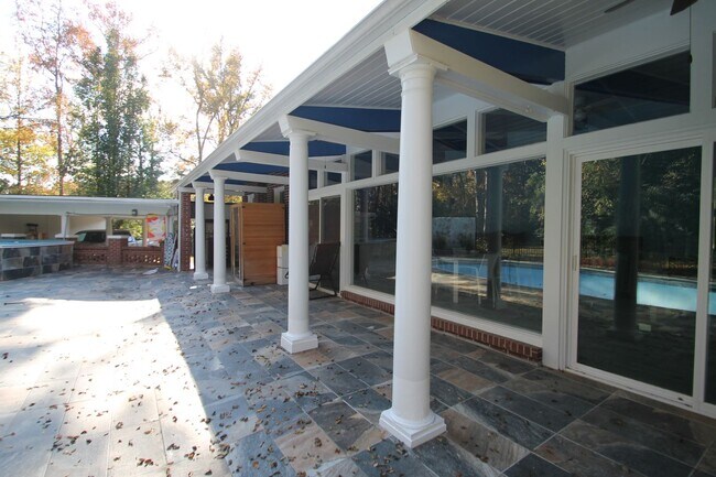 Building Photo - 421 Lakeside Dr
