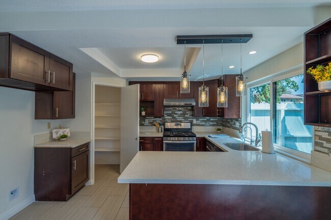 Building Photo - 2600 Huntington Dr