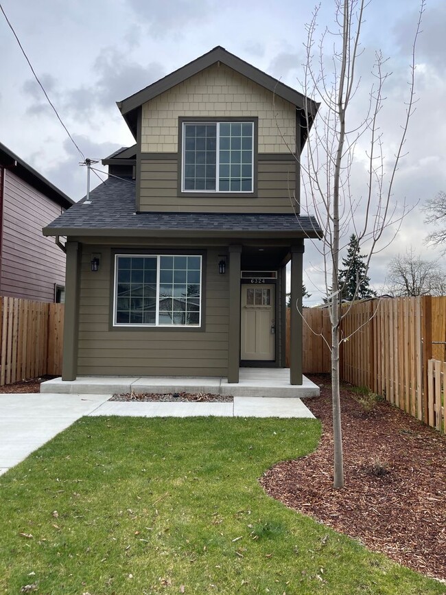 Primary Photo - Modern 3b/2ba Energy Star Certified Home I...