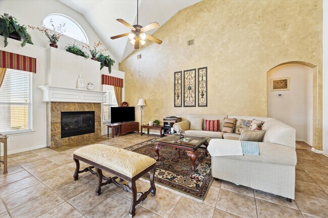 Building Photo - 2088 Silverthorn Ln