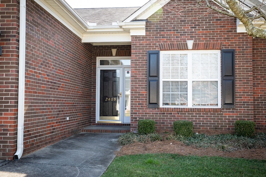 Building Photo - 2409 Old Towne Dr