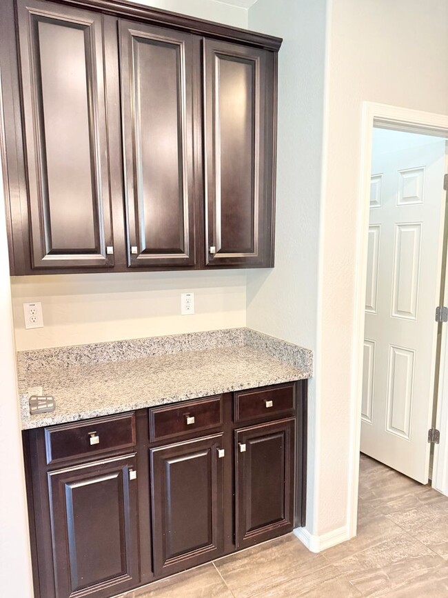 Building Photo - Beautiful 4 Bedroom Single Level Home Loca...