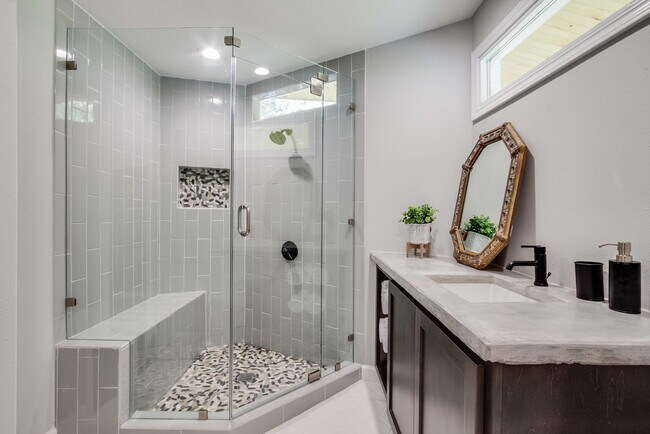 Building Photo - 1810 Lakeshore Dr