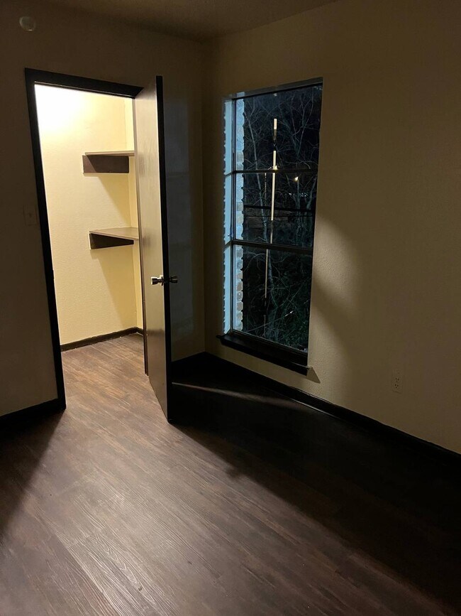 Building Photo - 2150 N Sherwood Forest Dr