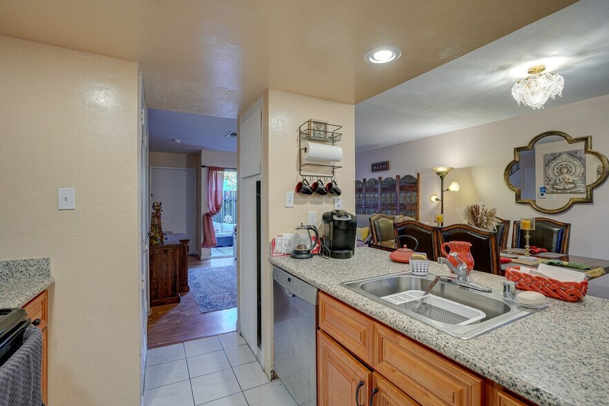 Building Photo - 5474 Roundtree Pl