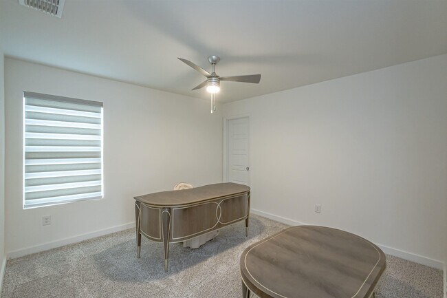 Building Photo - 423 Deer Path Lp