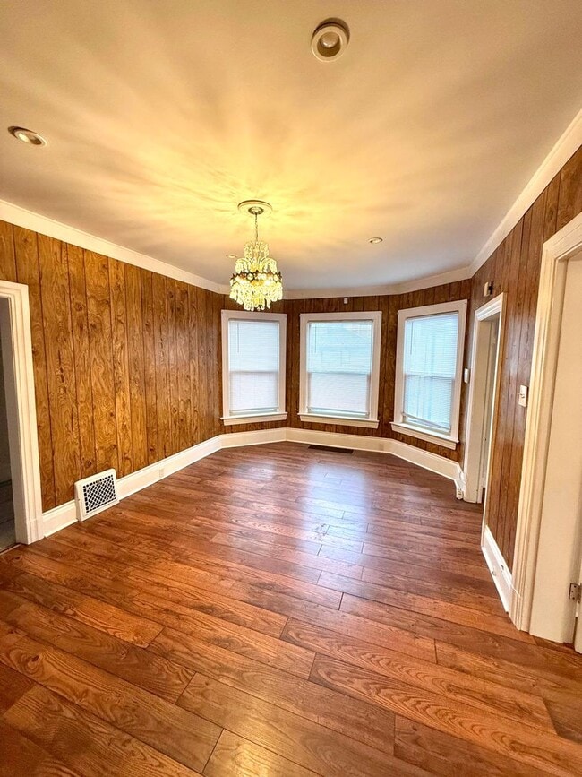 Building Photo - Charming 5-Bedroom Central District Home