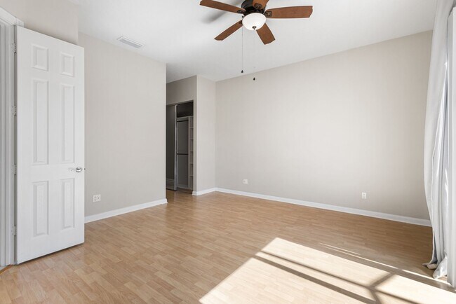 Building Photo - ** ISLAND WALK ** 3 BED + DEN / 2.5 BATH -...