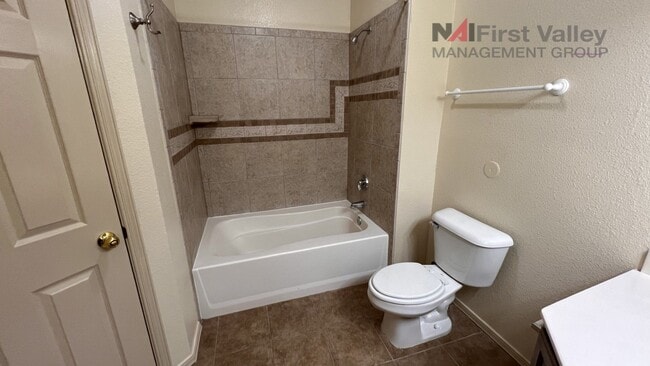 Building Photo - 2 Bedrooms, 2 Baths