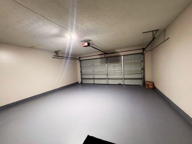 Building Photo - 5410 Twin Lakes Dr