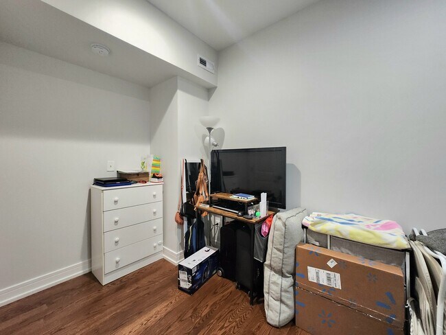 Building Photo - 1444 W Erie St