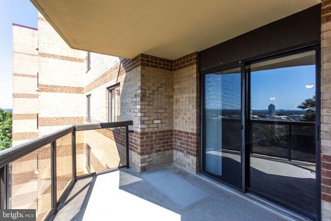 Building Photo - 8370 Greensboro Dr