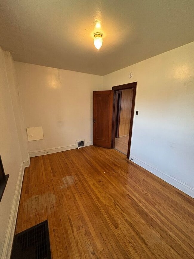 Building Photo - Charming 2-Bedroom Home with Fenced Yard i...