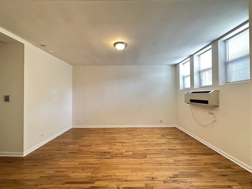 Building Photo - 909 W Dakin St