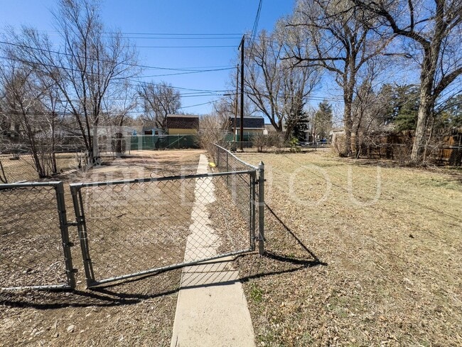Building Photo - Westside Duplex
