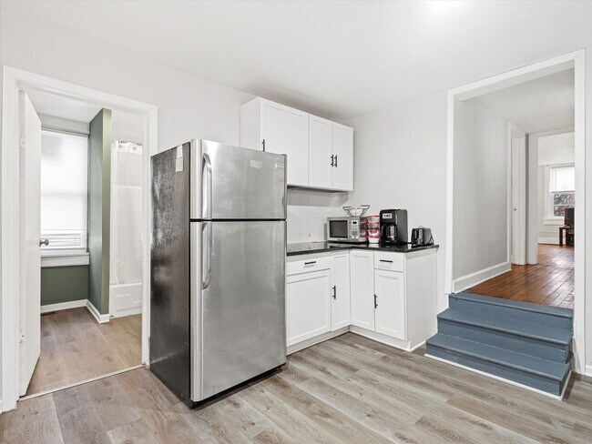Building Photo - Updated 3 Bed / 1 Bath Duplex — Lower East...