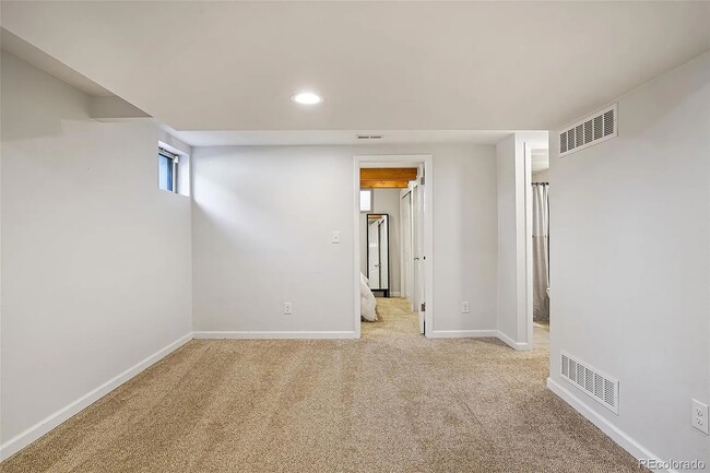 Building Photo - Gorgeous 4 bedroom modern home in Holly Hills