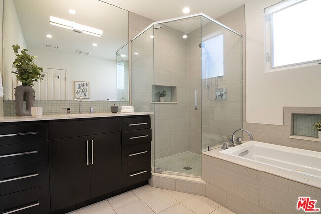 Building Photo - 326 N Vista St